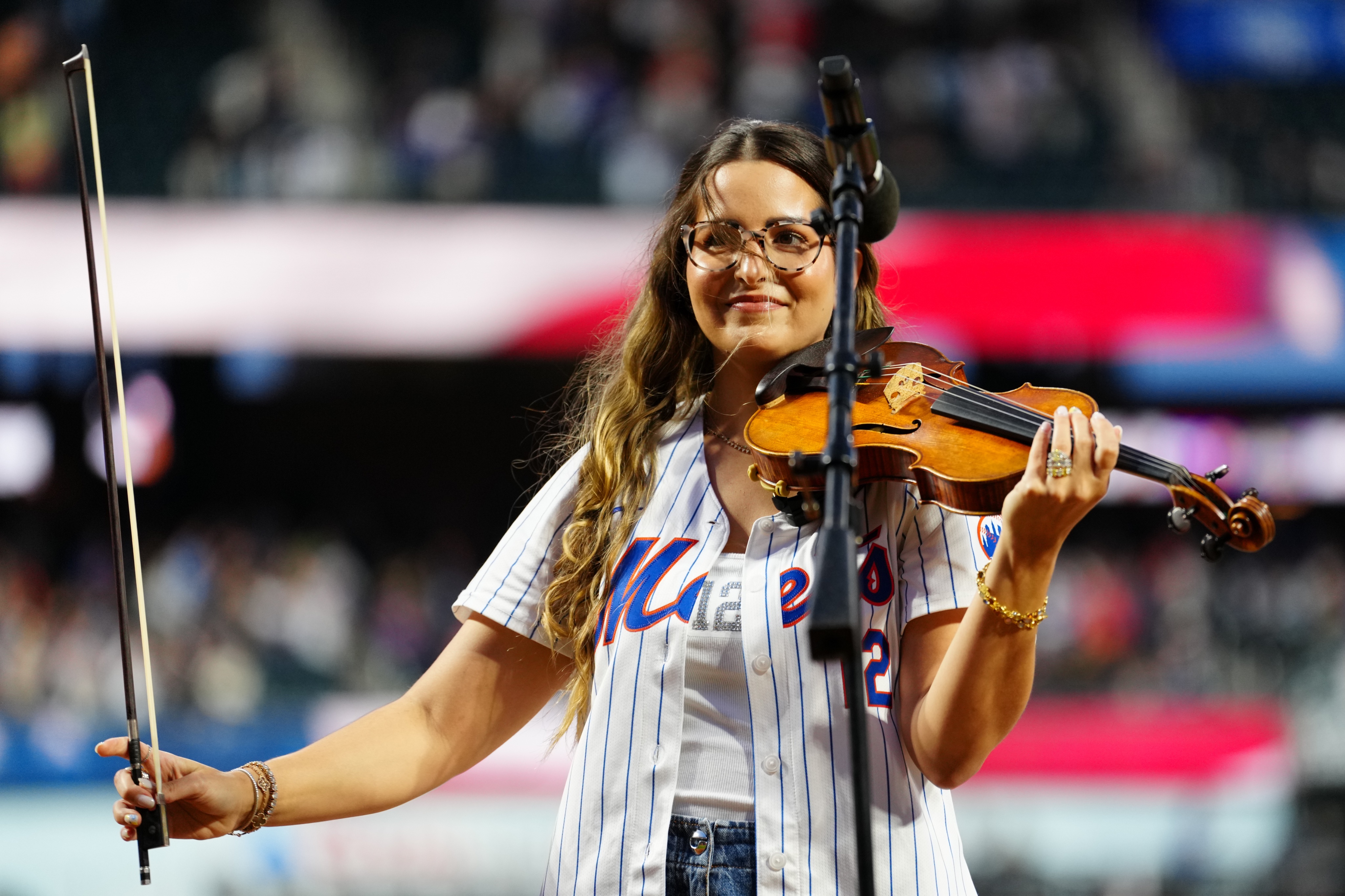 G1Ed7xNXcAASnjR?format=jpg&name=4096x4096 Francisco Lindor Stunned as Wife Katia’s Emotional Violin Performance of the National Anthem Brings Mets Fans to Their Feet