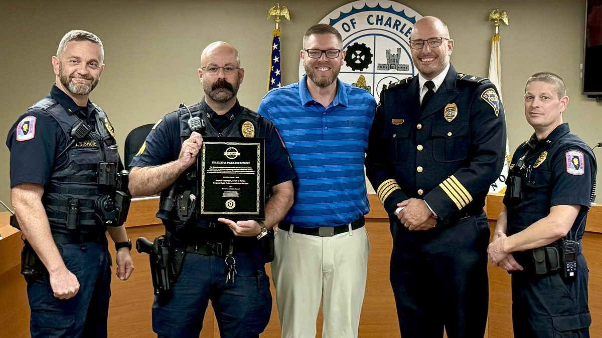 ILPoliceChiefs's tweet photo. Congratulations to the Charleston Illinois Police Department on earning Tier I level of Illinois Accreditation! ILACP Vice President Kirk Brueggeman was there this week to present the award.

Learn more about #ILEAP ➡ https://t.co/Hg1pp9X6sD

#Illinois #ILChiefs #ILACP https://t.co/lRf1qex4bn