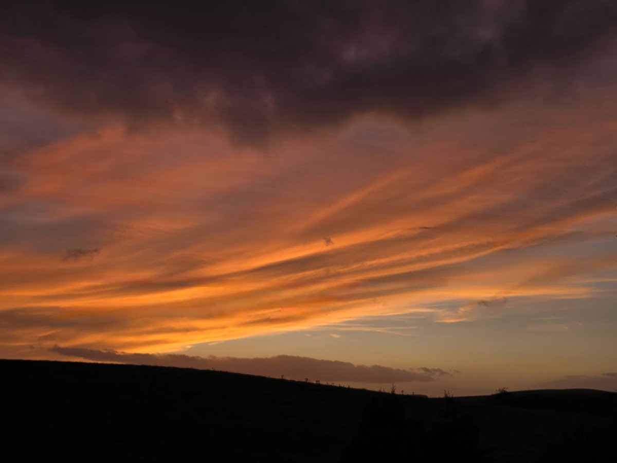 ColfinCaptures's tweet photo. @BBCScotWeather can't upload for some reason but this evenings sunset in Stranraer 😍 https://t.co/XWIu5ZW4dM