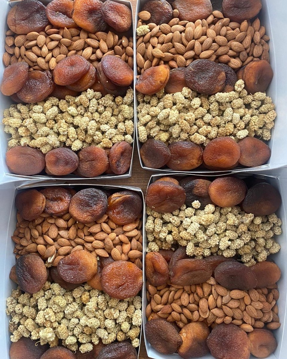 Arkadaşlar iyi akşamlar. Uzun süredir paylaşımı yapmıyorum. Zirai don kayısı fiyatlarını aşırı artırdı. 350 tl'ye sattığım gün kurusu jumbo kayısı şu anda 700 tl.. Fiyatların yüksek olduğunu biliyorum ama benimde satış yapmam gerekiyor. İmkanı olan dostlardan destek bekliyorum.