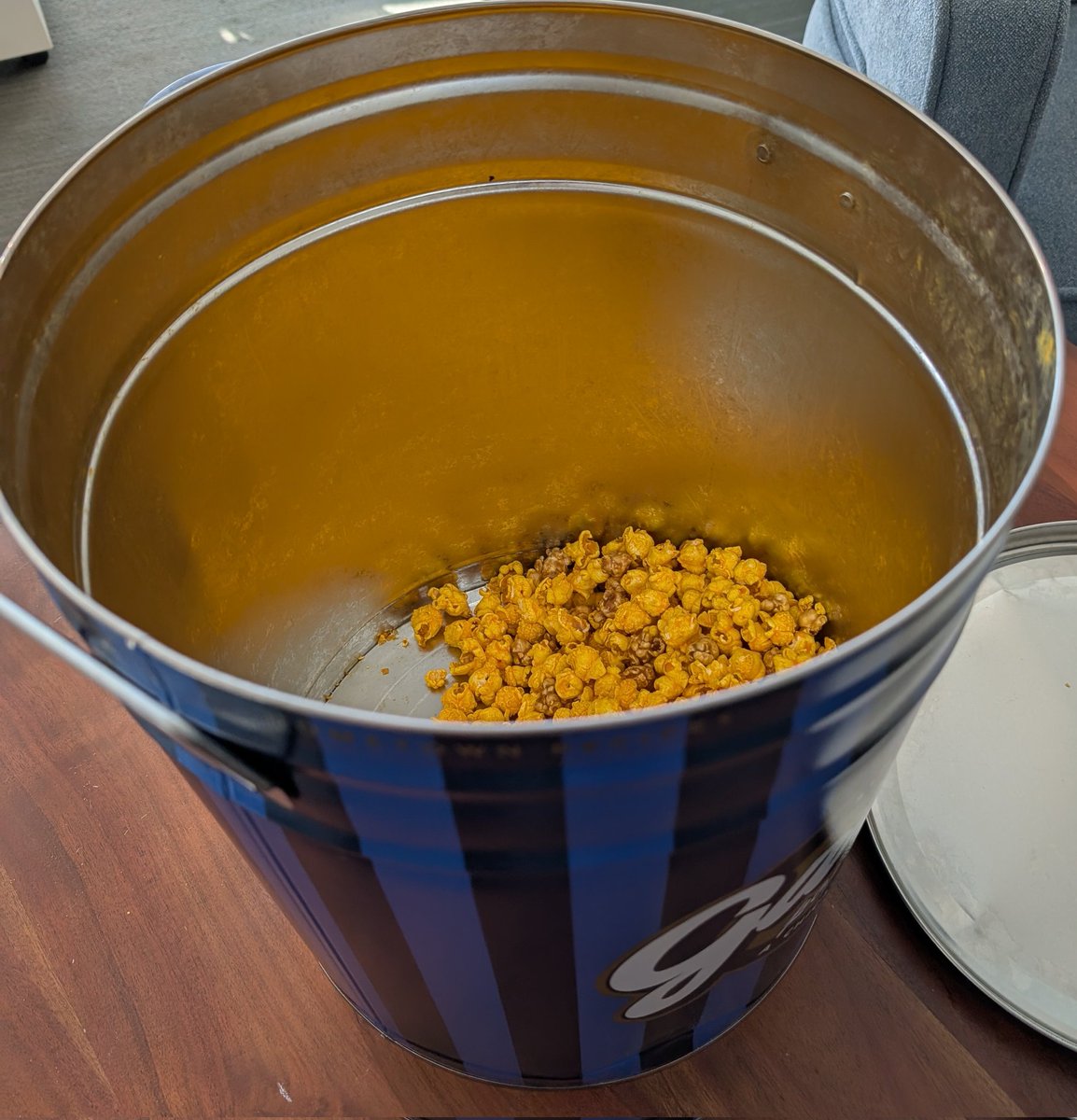 leviamir8's tweet photo. Science of the day: 10 neuroscientists require 3 weeks to finish a bucket full of caramel and cheddar popcorn (thanks @HHMINEWS)
Side science: the lab is divided between those who prefer the caramel ones and those who know nothing
#Neuroscience #popcorn https://t.co/G7H6BcFpDF