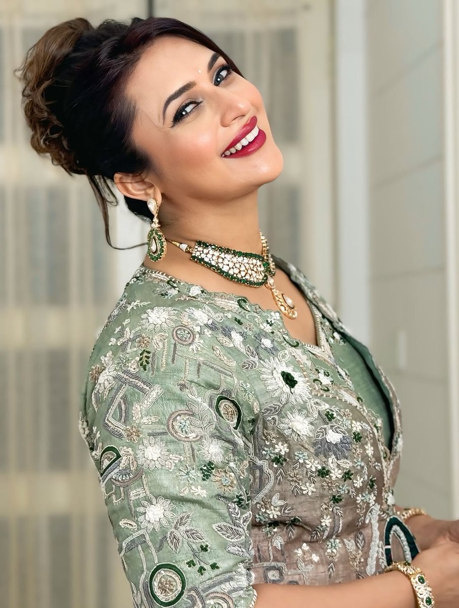 divyankaislife_'s tweet photo. Look at her 🔥💕🧿 #StylishDiva
Thanks for sharing @Divyanka_T 😍
P.S Loved Her Outfits ❤️
#DivyankaTripathi #DivyankaTripathiDahiya #QueenOfHearts https://t.co/UHllttbtv5