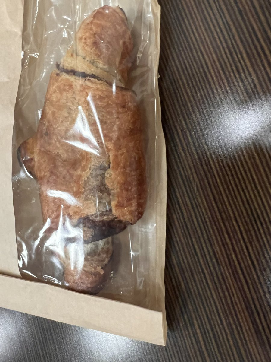 helloanna08's tweet photo. cal estimate? it’s a croissant filled with chocolate https://t.co/OSuPYrsxmt