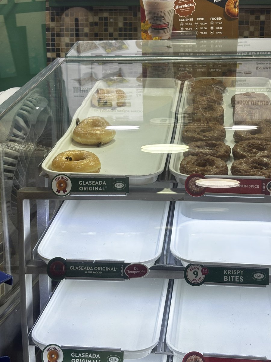 TessRiver's tweet photo. POR FAVOOOOR no se pierdan el @krispykrememx del @HAngelesRoma plagadas de abejas.. ADENTRO de los exhibidores…. ENCIMA de las donas, madresssss lo grave https://t.co/RJIJOGL9az