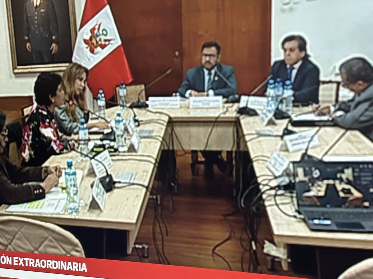 La congresista Yarrow (Renovación popular) le pregunta a Santiváñez si va a postular a un cargo en 2026 y si no seguirá en el Ministerio de Justicia. Un tema relevante pues al registrarse muchos incidentes y compromisos (sobre Frontón) sobre su designación en el cargo.