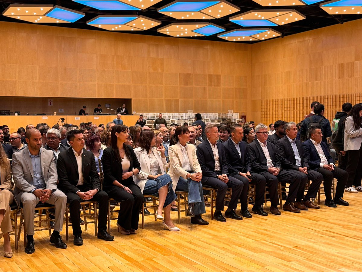 LetiEstevesNqn's tweet photo. La segunda edición de Vaca Muerta Net Zero consolidó una agenda de diálogo y acción conjunta entre sector público y privado, proyectando el futuro energético de Neuquén con innovación tecnológica, responsabilidad ambiental y mirada global 💪🏼

@Rolo_Figueroa 
@EnergiaNqn https://t.co/paC6Nl8aYg