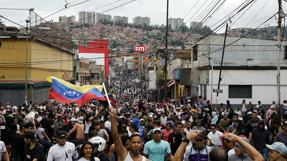 1/
En Venezuela se ha intentado justificar la deriva autoritaria diciendo que “la radicalidad de la oposición obligó al gobierno a defenderse”, intentando poner la responsabilidad gubernamental y de la disidencia en el mismo nivel. Esa lógica es peligrosa y tramposa. 🧵