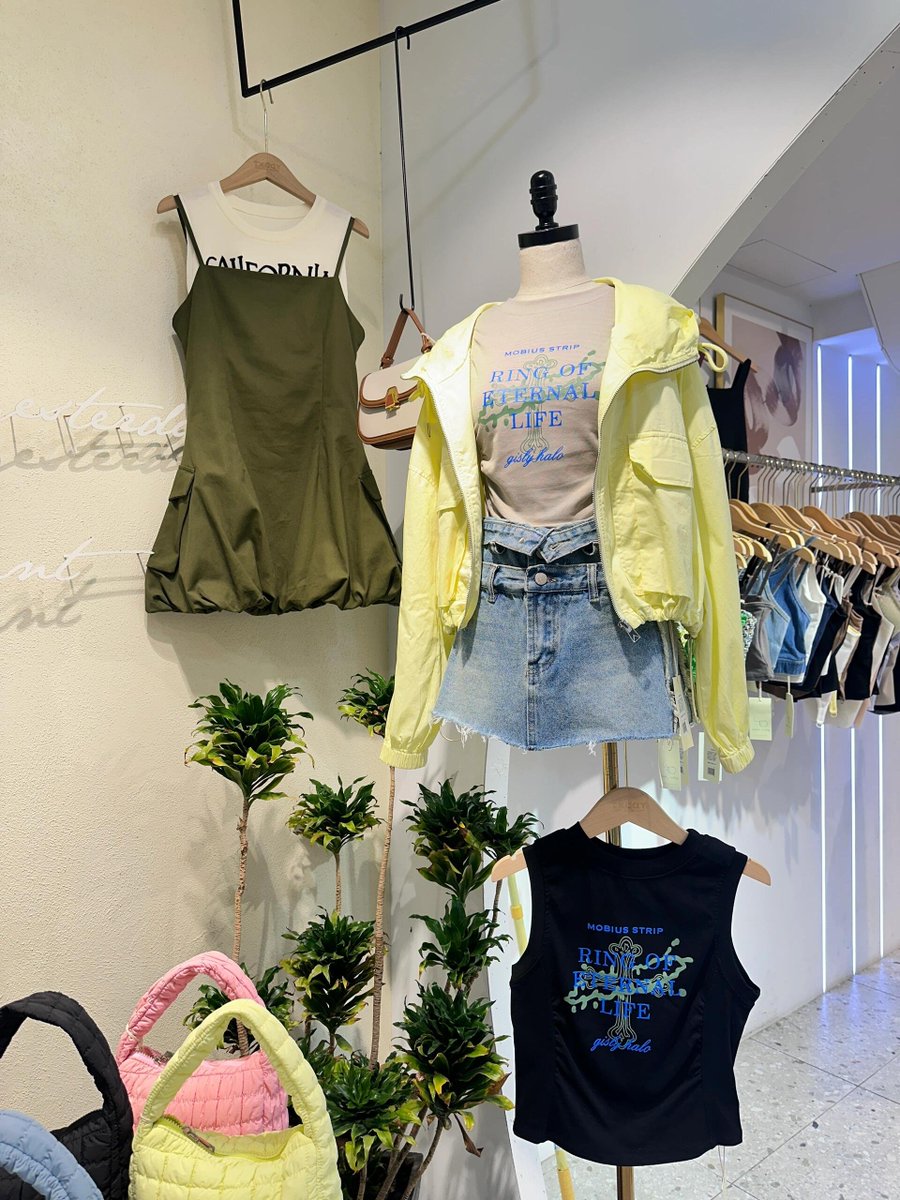 💃✨#新しい一日を、美しい一着から始めましょう🌸
当店の女性服は、上品さと可愛らしさを兼ね備えています👗💖
あなたの魅力を引き出すアイテムをぜひチェックしてみてください🛍️💕