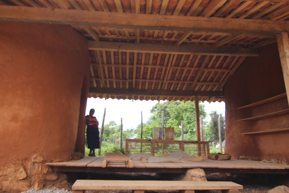 Para Centro Comunitario Mujeres y maíz utilizamos el Cobb como técnica que permite generar bloques de arcilla y fibras naturales que se entreguen y generan un elemento altamente resistente. 
archilovers.com/projects/19728…
<a href="/ArchiloversCom/">Archilovers</a>