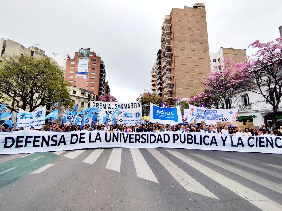 Miles de cordobeses defendiendo la Universidad Pública. ☀️🇦🇷

#Córdoba #UNC #MarchaFederal