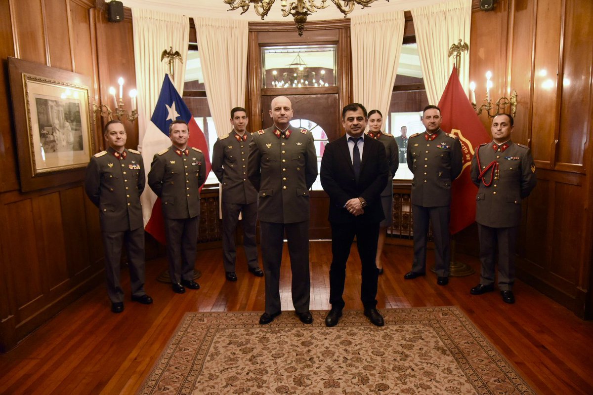 Saludo protocolar Glorias del Ejército

✅Delegado Presidencial Regional, Jorge Alvial Pantoja, entregó saludo protocolar al Jefe de la III División de Montaña del Ejército, General de Brigada Claudio Mardones Petermann, con motivo de los 215 años de la institución en el país.🤝