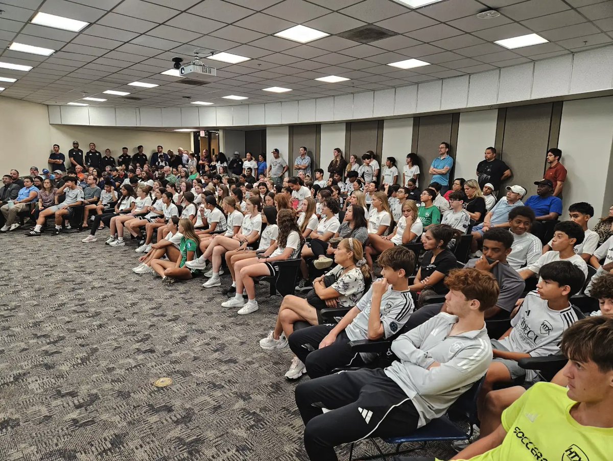 HTXSoccer's tweet photo. 📚 Over 400 student-athletes and families joined us at San Jacinto College for last night’s College Center Presentation!
#htxsoccer #htxsouth #htxcentral #htxelite #htxcomp https://t.co/yDCpBGLUV2