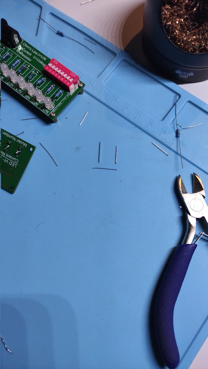 🔧👨🏽‍🏭 Veiem cares a tot arreu!

Algú vol soldar un parell de resistències? És molt gratificant... sobretot quan funciona 😂

#capekmaker #engineering #vilafranca