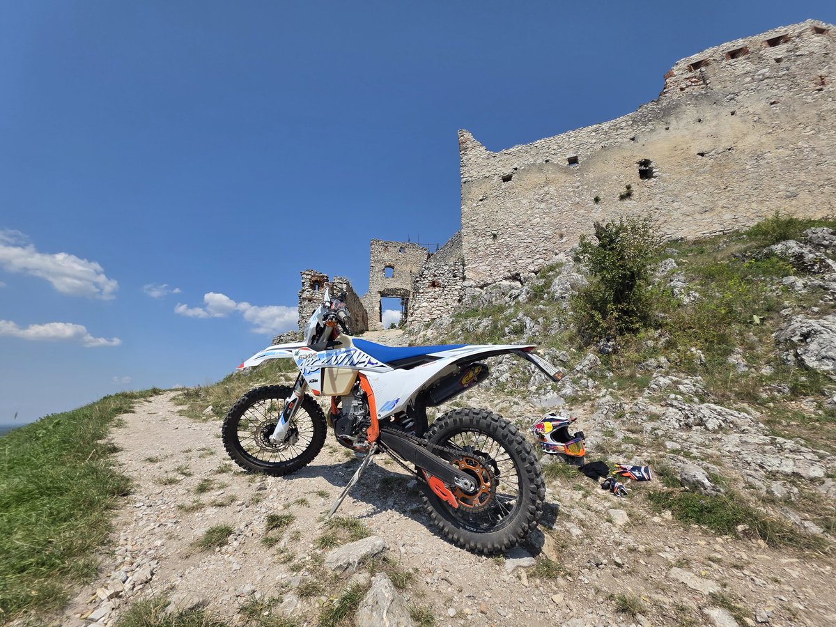 iamreloading's tweet image. 5 stupen ochrany ale ja mam pečatku od prezidenta ze mozem 🤣