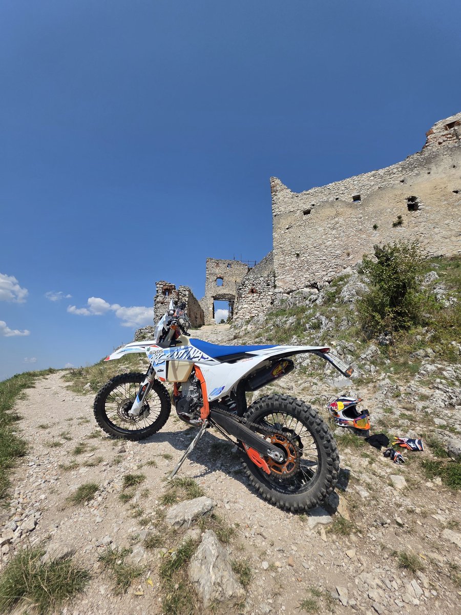 iamreloading's tweet image. 5 stupen ochrany ale ja mam pečatku od prezidenta ze mozem 🤣