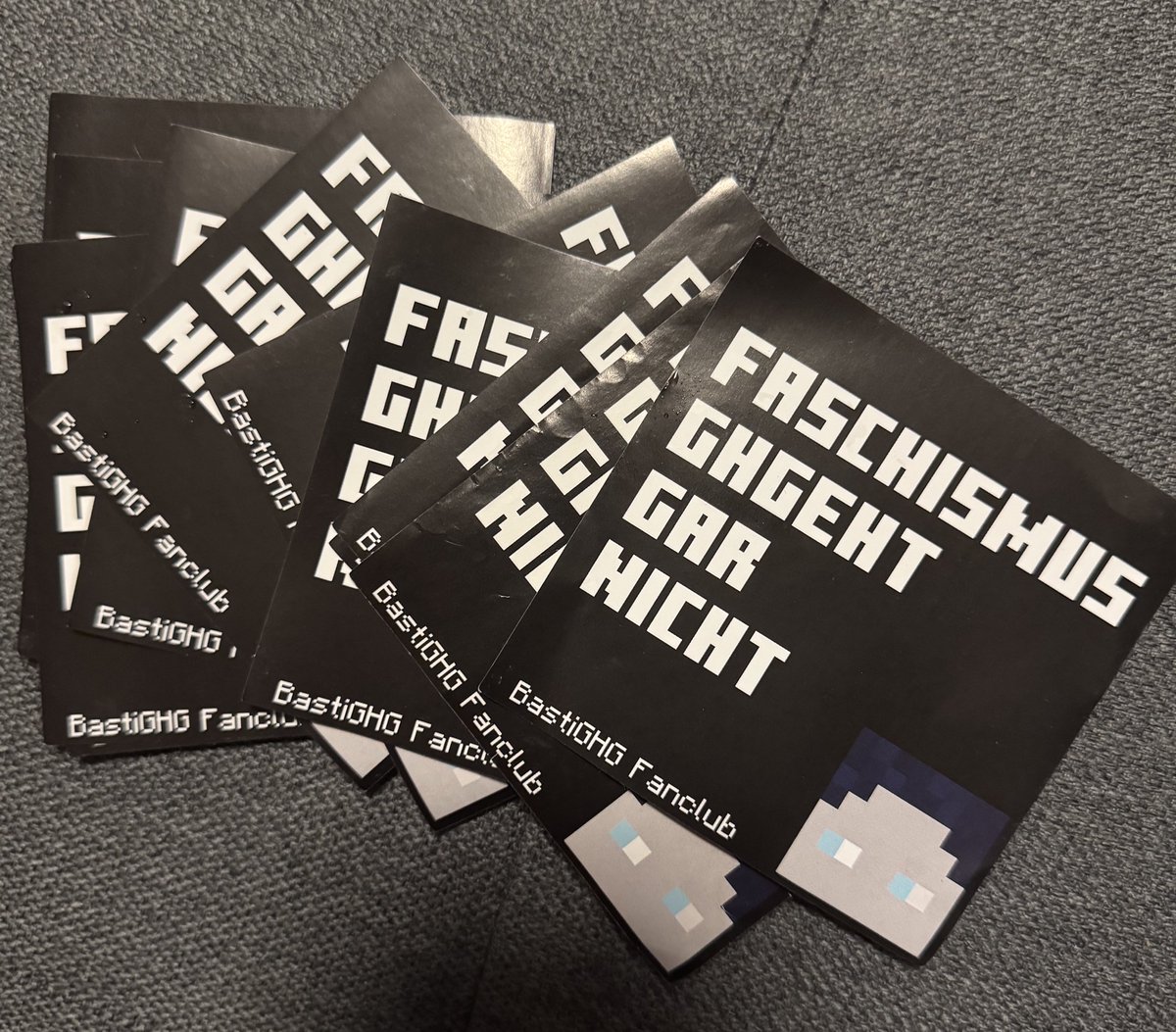 alpakamama's tweet image. hatte vorgestern date mit einem typen, er hat mir von seiner bastighg bettwäsche erzählt und mir diese sticker geschenkt