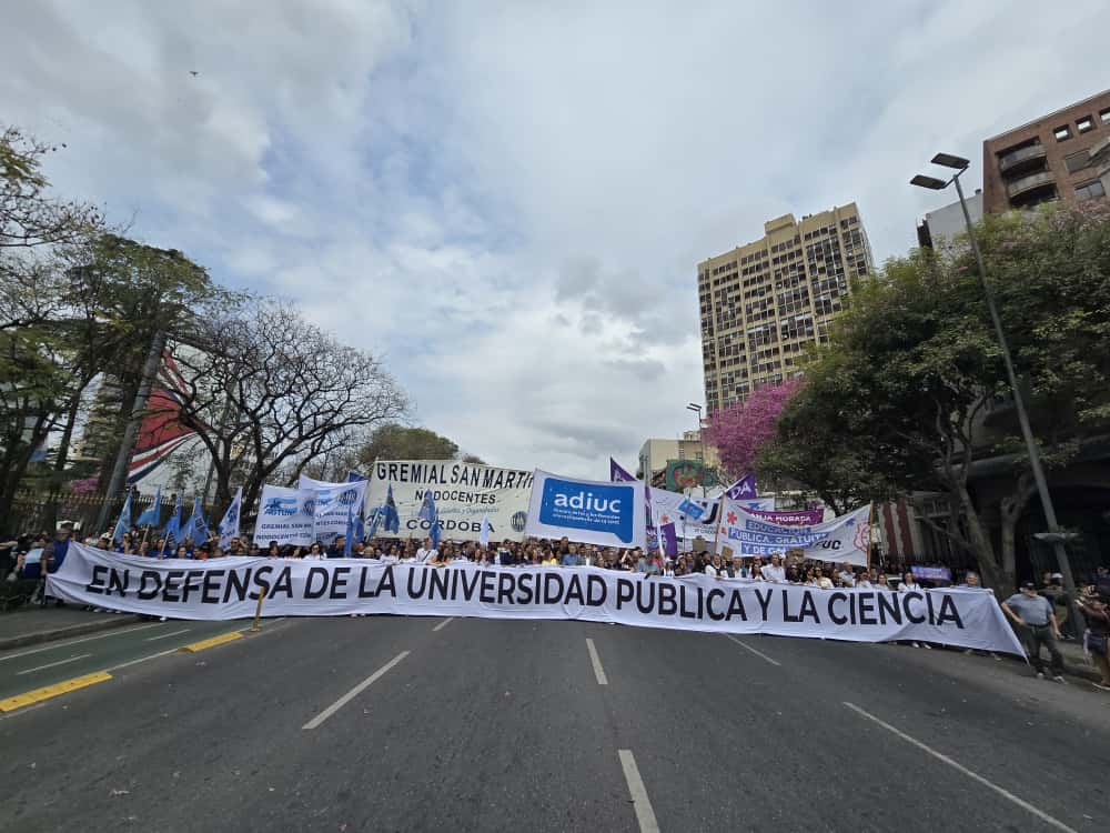 monteroliliana's tweet photo. ¡Una vez más, #Córdoba defiende la
educación pública en las calles, con la gente, con los estudiantes, docentes, no docentes y egresados que entendemos que es juntos como vamos a poder defender los valores irrenunciables de una Argentina que nos incluya a todos y que privilegie la ciencia y desarrollo!

#NoAlVeto #FinanciamientoUniversitario