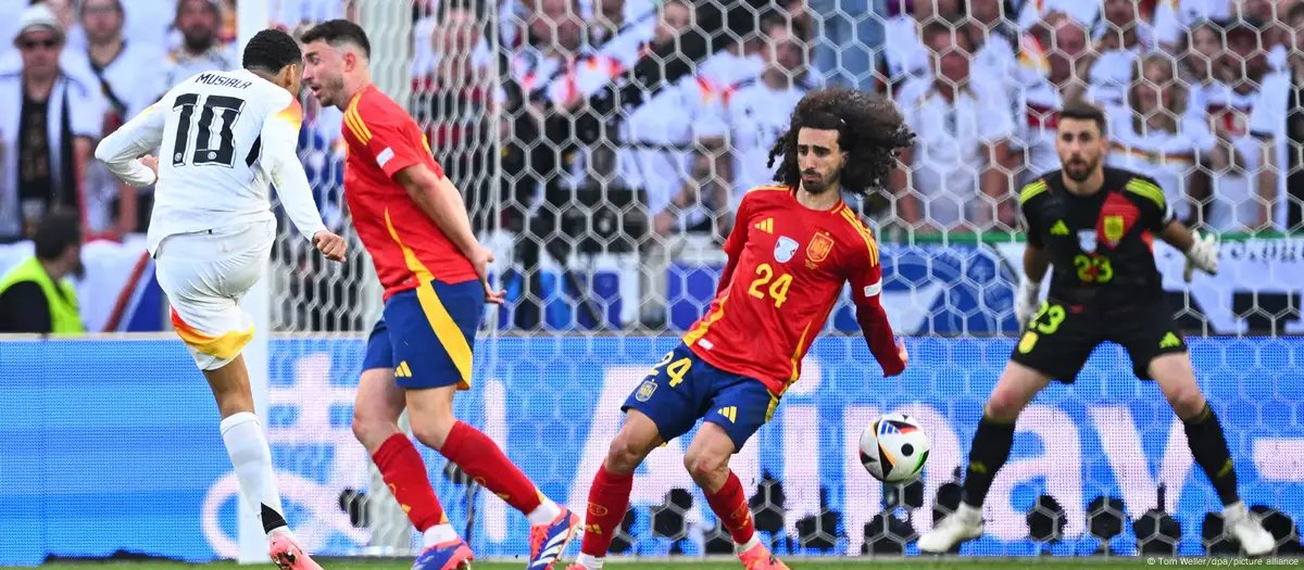 JacobsBen's tweet photo. Marc Cucurella loudly booed every time he touches the ball. 

Bayern fans haven't forgotten Germany's Euro 2024 quarter-final with Spain where Cucurella wasn't penalised for handball.

UEFA later admitted the officials should have awarded a penalty. https://t.co/vt7xLu3x8P