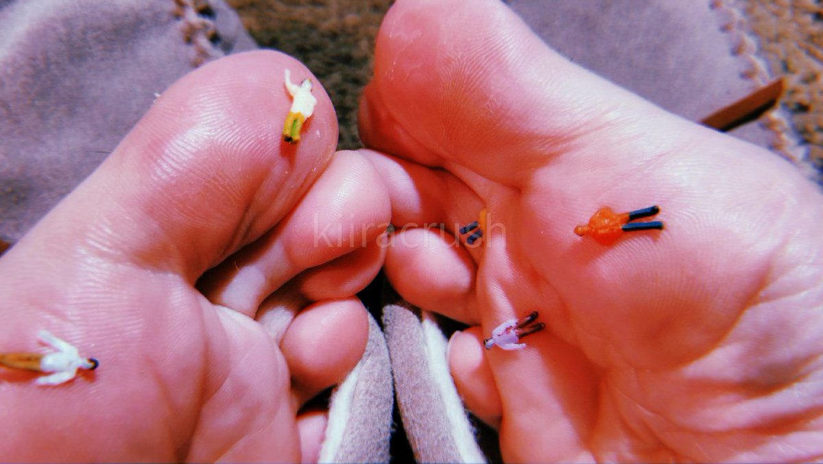 ha! look at these stupid little specks clinging to my feet! i guess my stench is just too powerful for u losers to resist.