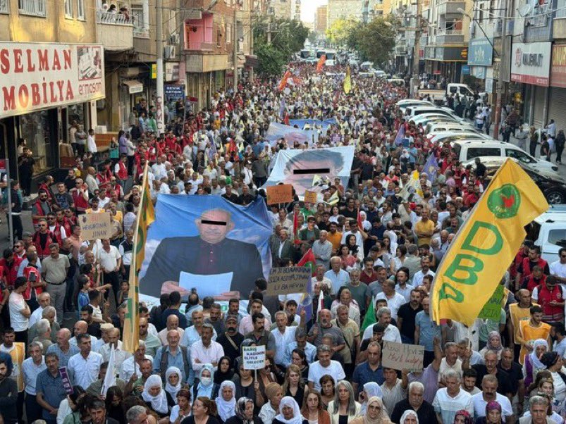 ⚠️ Diyarbakır’da, Abdullah Öcalan için polis koruması altında özgürlük yürüyüşü düzenlendi.
