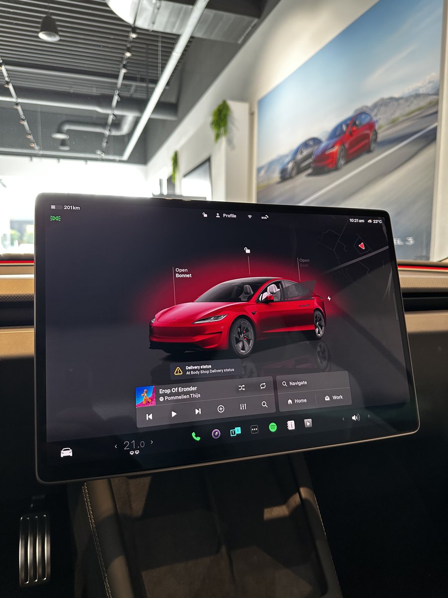 The new QHD 16" screen from the MYP on the left, and the older 15,4" screen from the M3P on the right.

- Quad HD resolution
- 2560 x 1440 pixels (upgrade from 1920 × 1200)
- Improvements in clarity and details

Hopefully <a href="/Tesla/">Tesla</a> brings this to all 3/Y variants