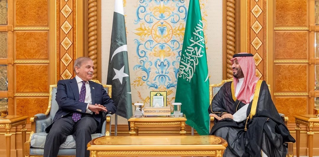 IranObserver0's tweet photo. ⚡️BREAKING 

Pakistan and Saudi Arabia sign a NATO-like defense pact 

Under this pact, any attack on either country will be considered an attack on both countries

For example, if India strikes Pakistan, Saudi Arabia will enter the war https://t.co/3tjRMW1CXb