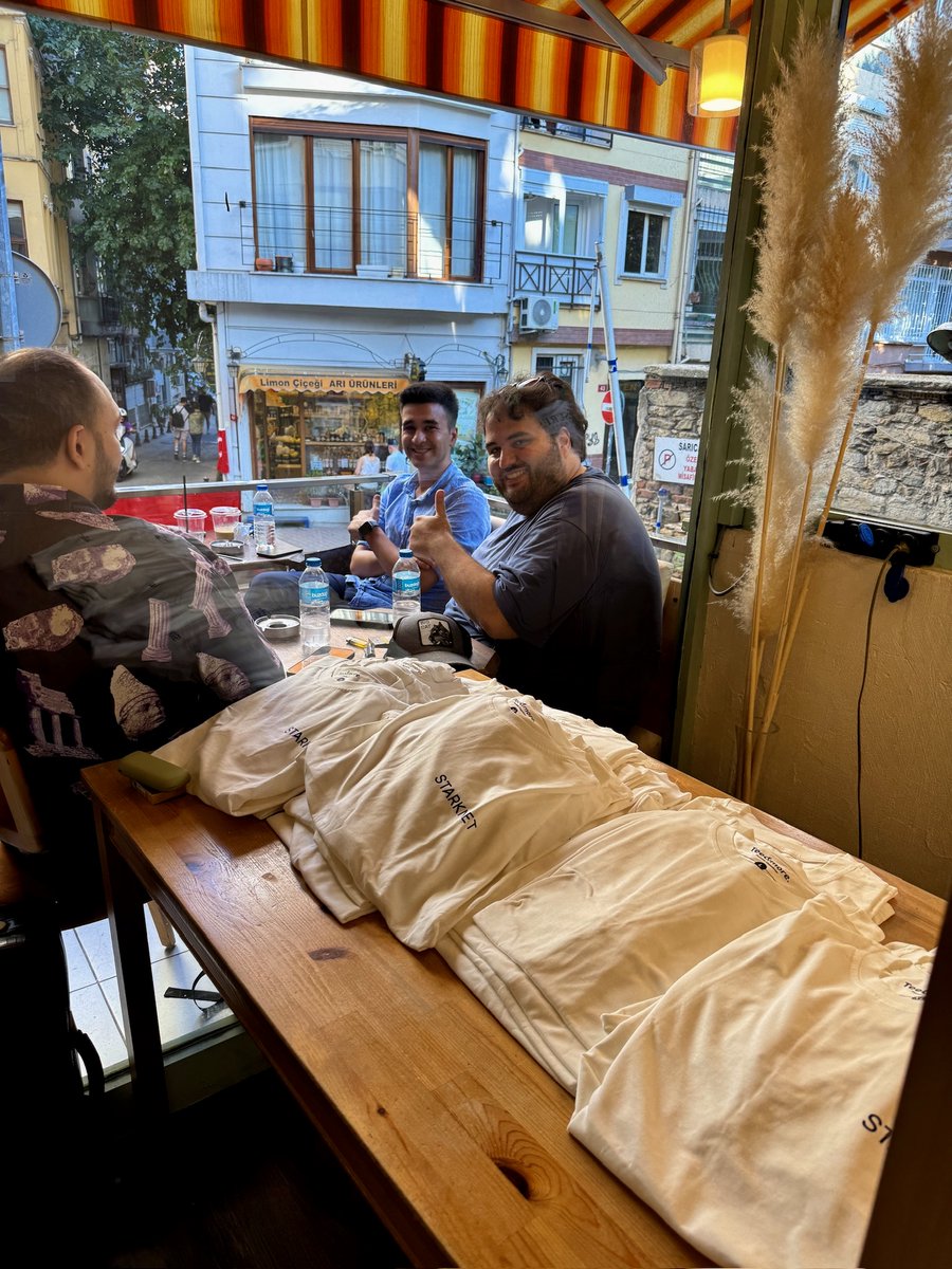 loop__creative's tweet photo. The wolves were on the prowl in Istanbul for @Starknet 🐺 What an incredible gathering 🤩 So grateful for the energy and the community 👈🏻 https://t.co/MEWa26xb7M