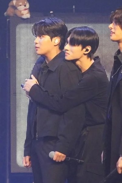 sillylilguy__'s tweet photo. 🐻🦊 
back hug wccjjcng special https://t.co/PzKR03RS5d