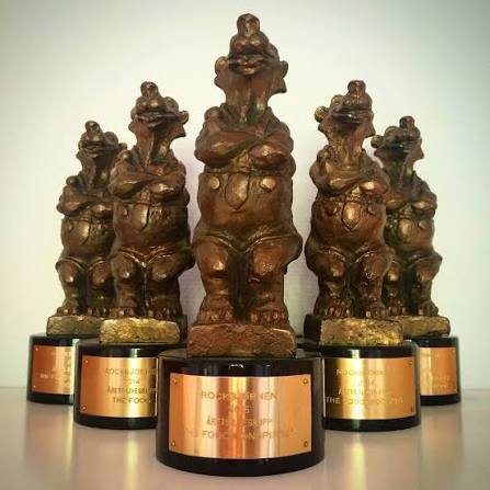 ไปค้นมา เวทีนี้คือเก่าแก่มากตั้งแต่ 1979 อย่างที่เห็นว่าศิลปินระดับโลกมีภาพรับถ้วยนี้มาตั้งแต่ไมเคิล แจ็คสันเลย เริ่มแรกจัดโดยหนังสือพิมพ์ Aftonbladet ซึ่งถ้วยเป็น Rock Bear เห็นถ้วยเล็กๆแต่ทรงคุณค่ามาก 
#TEN_Waves_SOTY