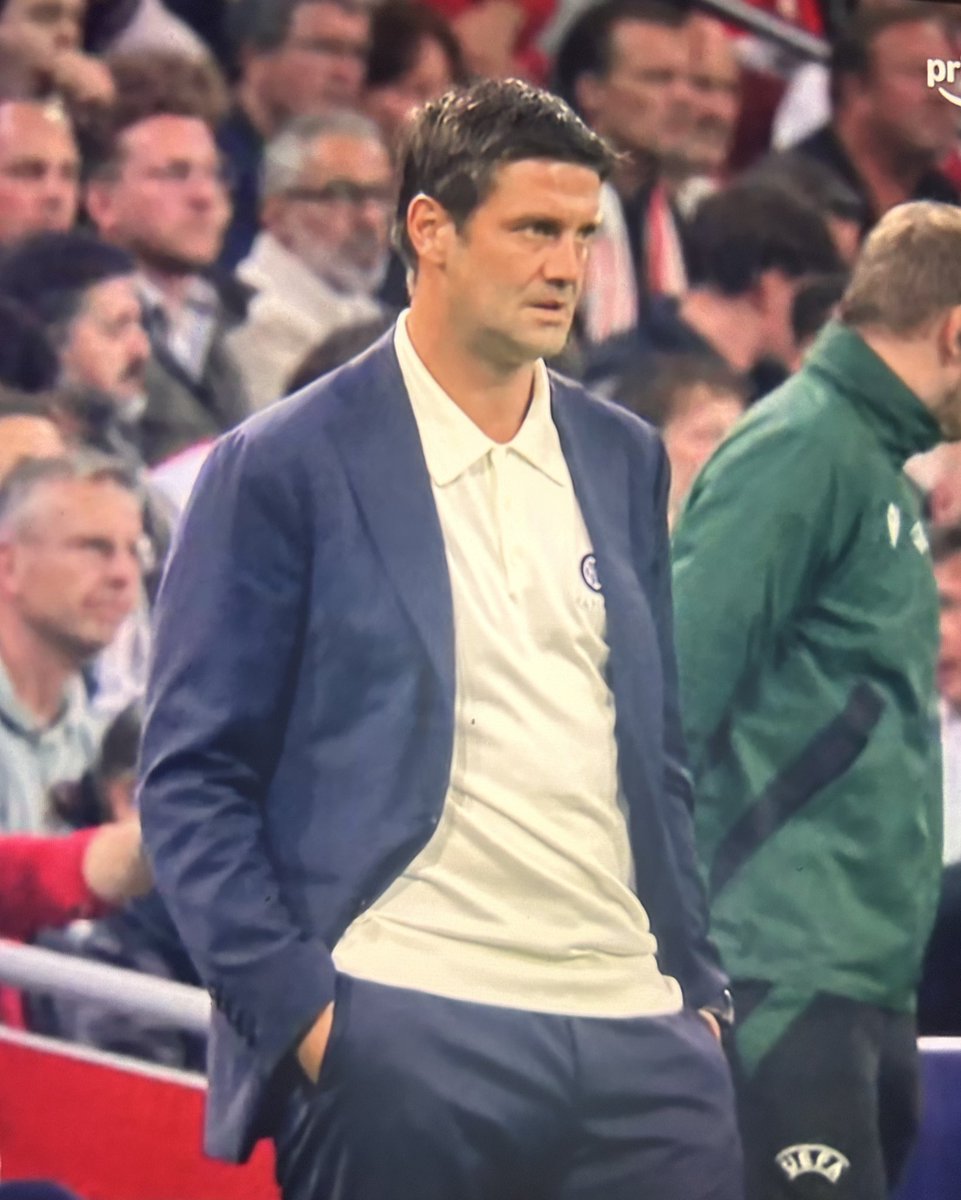 La giacca sopra la polo over size

Aura sotto lo zero possiamo dirlo?