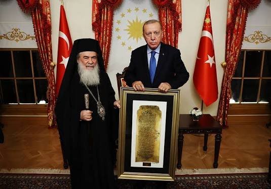 Kudüs Patriği Theofilos’un Sayın Cumhurbaşkanımıza Hz. Ömer’in emanname’sini takdimi, Türkiye’mizin bölgesel gücünün ve tarihi sorumluluğunun göstergesidir. 
Bu, Türkiye’nin bölgesel gücünü küçümseyenlere tokat gibi bir mesajdır. Orta Doğu’da sular ısınmakta, ülkemiz sahnededir.