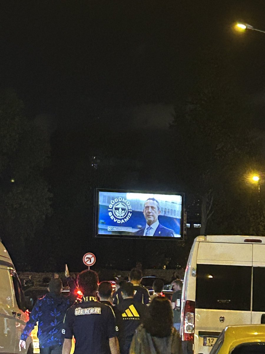 Mehmtddd's tweet photo. @Fenerbahce Bu panoyu gören herkes anana söverek geçiyor. Kaldır istersen @alikociletisim https://t.co/cozhHQpk3U