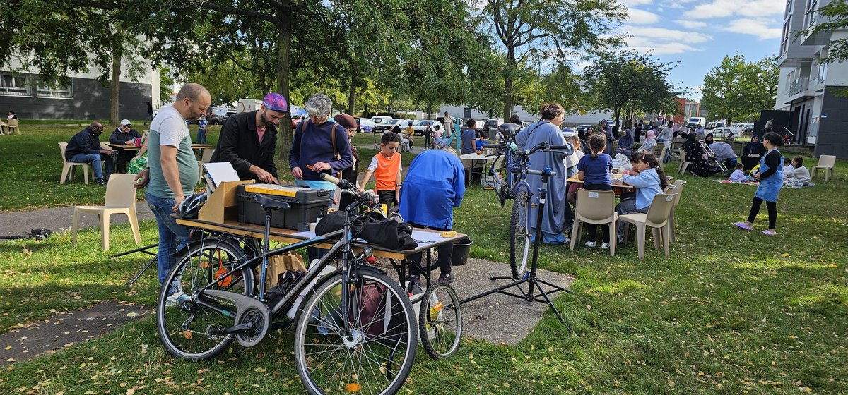 Aujourd’hui, <a href="/LFStephanais/">Le Foyer Stephanais</a> a organisé une journée conviviale sur le thème « Mieux vivre naturellement », au cœur du Parc Eugénie Cotton , à Saint Étienne du Rouvray.
De nombreuses animations ont rythmé cette après-midi, proposée aux habitant·es de tous âges.
