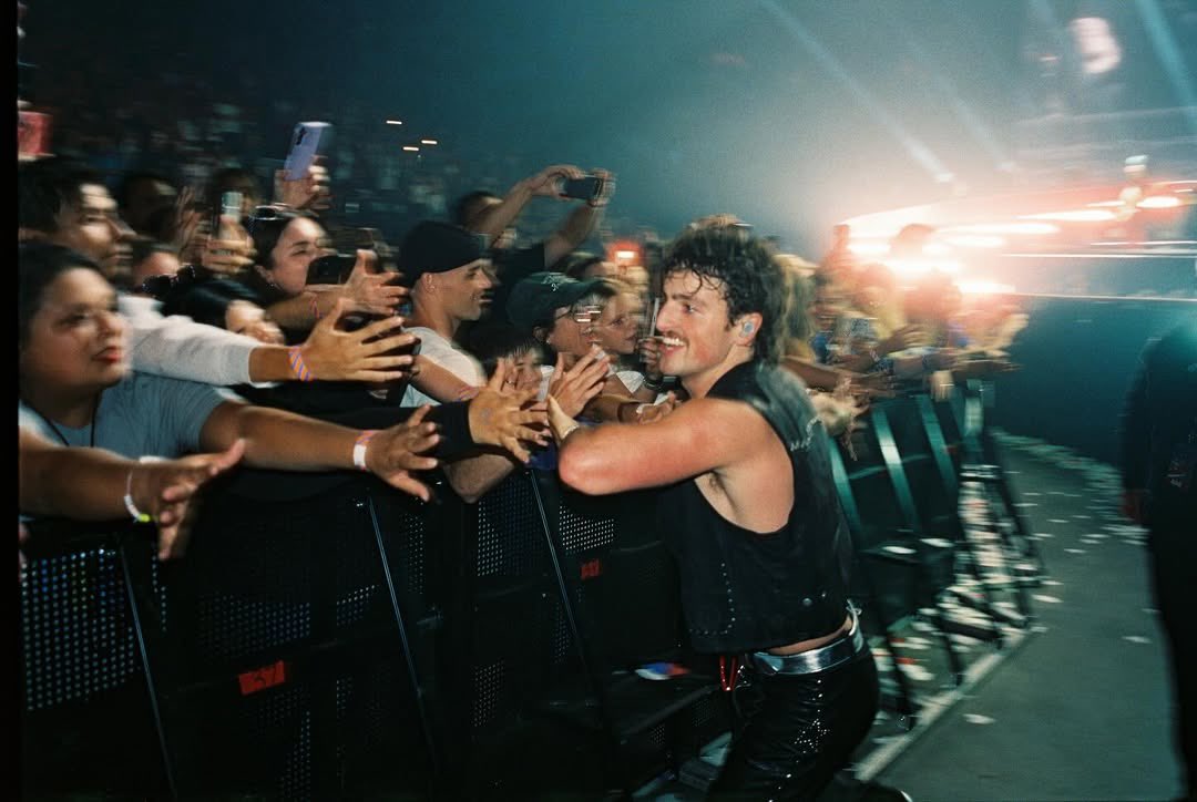 Lindo! Atualização de Benson Boone no Instagram. 🩶📸