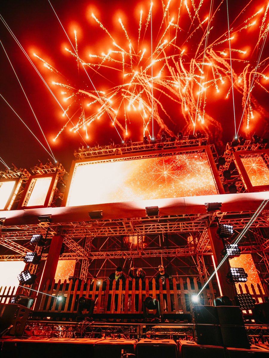 GoldrushFestAZ's tweet image. Zedlenium made its debut at Goldrush Saturday night and the desert may never be the same ⚡🌌 @zedsdead b2b @ILLENIUM delivered a back-to-back built for the history books.

#GoldrushFestAZ #Illenium #ZedsDead #RelentlessBeats