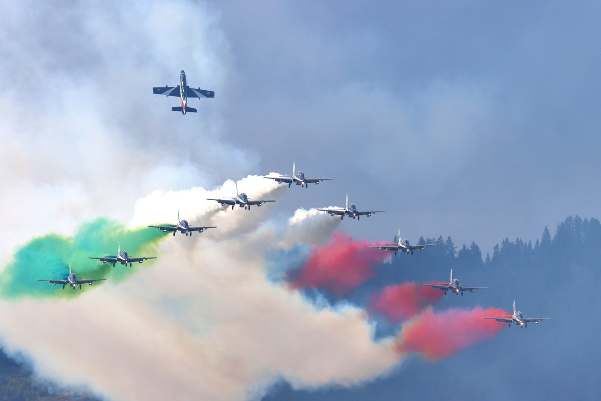 Doppeladler's tweet image. AIRPOWER27 – Österreichs #Airshow hebt 2027 wieder ab. Wie bereits abzusehen war, wird es erst im übernächsten Jahr eine #AIRPOWER geben. doppeladler.com/da/misc/airsho… #airpower27 #zeltweg #bundesheer Foto: Frecce Tricolori (c) Doppeladler.com