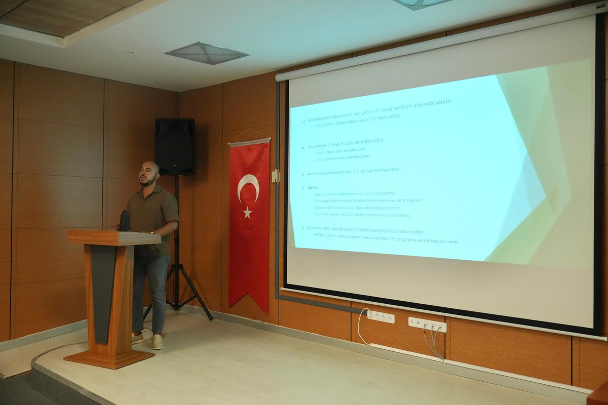Üniversitemiz Kalite Yönetimi Koordinatörlüğü tarafından Yabancı Diller Yüksekokulu akademik ve idari personeline akreditasyon eğitimi verildi.
Eğitim, Kalite Yönetimi Koordinatörü Doç. Dr. Emrah Akyüz tarafından gerçekleştirildi. Programda, yükseköğretimde kalite güvencesi