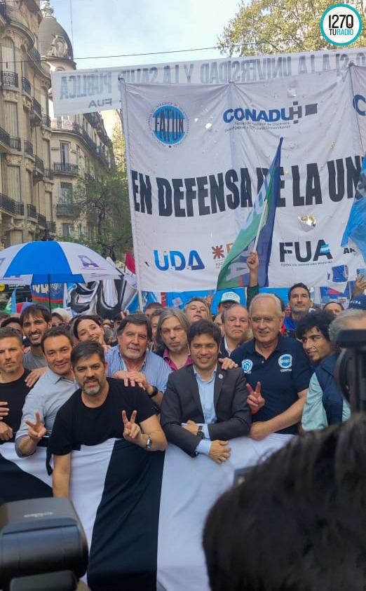 #Ahora en #LaSiestaEsSagrada💤 #móvil de <a href="/marita1270/">marita duarte</a> desde la tercera #MarchaFederalUniversitaria con el testimonio del gobernador <a href="/Kicillofok/">Axel Kicillof</a>: “Esperemos que se vote en contra del veto de Milei y se haga justicia”.  

💻provinciaradio.com.ar