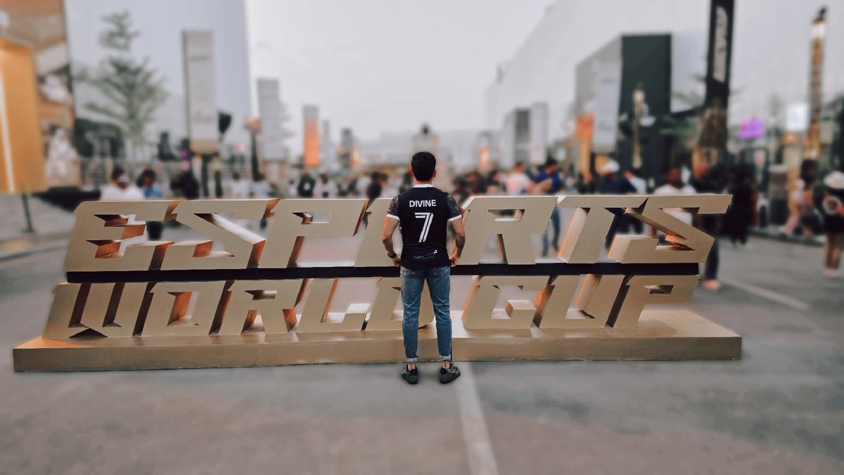 Feliz de anunciar que estaré una temporada más jugando para <a href="/KrowmxEsports/">KrowMx Esports</a> 📝🤍

Con muchas ganas de superar lo hecho desde que llegué acá: 

-Campeón de la región 1v1
-Campeón de la región 2v2
-Top 9-16 del mundo en eClubWorldCup
-Top 3 (FIFA 23 Latam Norte)
-Top 2 (FIFA 25