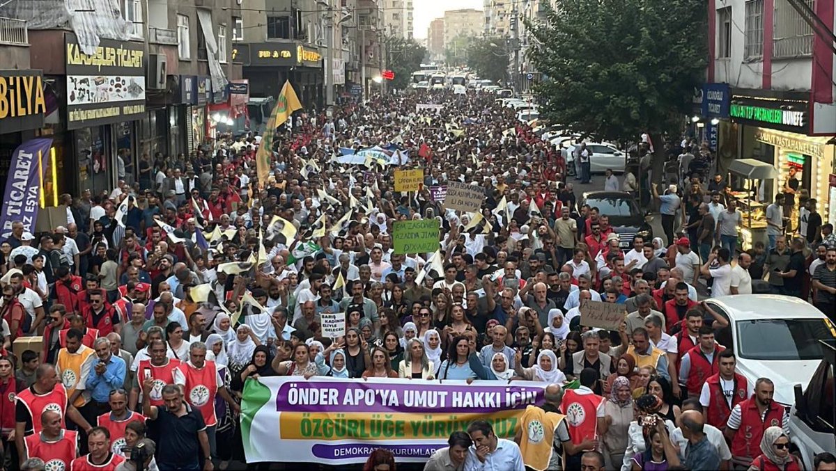 Ligel hemû astengiyan gelê me careke din ji bo azadiyê Birêz Ocalan li meydanan bû. Mafê Hêviyê mafeke rewa ye, tu kes nikare asteng bike. Heta serfiraziyê em ê doza azadiya Birêz Ocalan bikin.
#UmutHakkıDerhalUygulansın