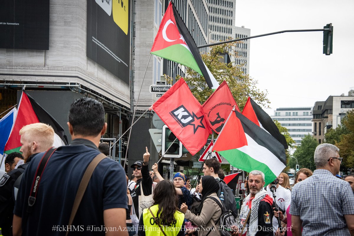 KoeAntifa161's tweet photo. kooperiert.
Weiterhin wird auch mit türkischen Nationalisten/Umfeld #GraueWölfe sowie Anhängern der klerikal-faschistischen #Hamas & des klerikal-faschistischen Mullah Regime zusammen gearbeitet.
@DieLinkeNRW & @dielinkebt #LisaSchubert das Umfeld was sie für #dus2009 bewerben. https://t.co/DDi50rQdVV