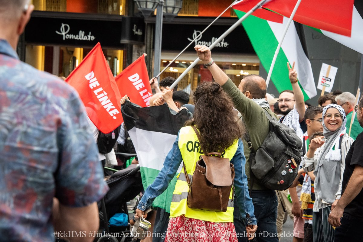 KoeAntifa161's tweet photo. kooperiert.
Weiterhin wird auch mit türkischen Nationalisten/Umfeld #GraueWölfe sowie Anhängern der klerikal-faschistischen #Hamas & des klerikal-faschistischen Mullah Regime zusammen gearbeitet.
@DieLinkeNRW & @dielinkebt #LisaSchubert das Umfeld was sie für #dus2009 bewerben. https://t.co/DDi50rQdVV