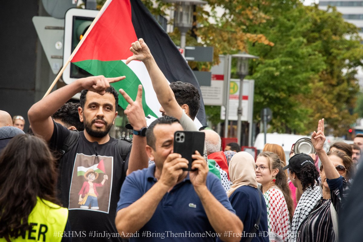KoeAntifa161's tweet photo. kooperiert.
Weiterhin wird auch mit türkischen Nationalisten/Umfeld #GraueWölfe sowie Anhängern der klerikal-faschistischen #Hamas & des klerikal-faschistischen Mullah Regime zusammen gearbeitet.
@DieLinkeNRW & @dielinkebt #LisaSchubert das Umfeld was sie für #dus2009 bewerben. https://t.co/DDi50rQdVV