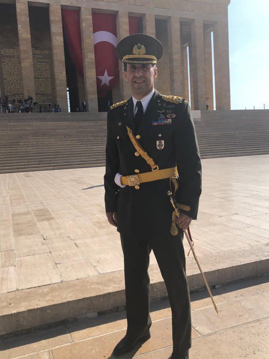 E. Tümgeneral Ethem Büyükışık:

Değerli Dostlarım; Albay (E) Orkun Özeller benim omuz omuza terörle mücadele ettiğim kahraman bir silah arkadaşımdır. En değerli kutsalı vatanı ve yüce Türk milletidir. Kendisine verilmek istenen bu ceza onu davasından caydırmaz, sadece daha da