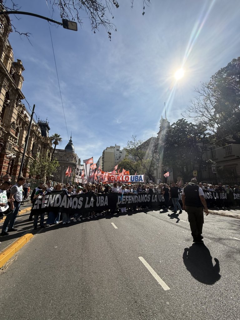 RoyCortinaOk's tweet photo. Al igual que lo hicimos el año pasado, frente a los intentos de mercantilización de la Ley de Educación Superior del menemismo en los 90, y en tantos otros momentos difíciles de nuestra historia, la comunidad universitaria, los trabajadores y decenas de miles de argentinos nos movilizamos en todo el país en defensa de la universidad pública, sin la cual no será posible un país libre, soberano y con igualdad de oportunidades.
 
Nos volvemos a encontrar una vez más en las calles para hacernos escuchar ante un gobierno que sigue sin entender que el equilibrio fiscal no puede ni debe ser un fin en sí mismo, que el superávit no se puede conseguir a expensas del futuro de nuestros jóvenes, que son además el futuro de nuestro país.
 
El gobierno no puede desconocer que las universidades públicas vienen atravesando una fuerte crisis en materia presupuestaria, salarial y de infraestructura. No hay error de cálculo ni improvisación, la desinversión, el desprecio, los agravios y los recurrentes atropellos son parte de un plan artero y dirigido para erosionar la idea misma de una universidad pública, gratuita, de ingreso irrestricto, autónoma y cogobernada que ha sido un faro de democracia para la región.
 
Hay que decirlo sin eufemismos, la educación pública, gratuita y de calidad no es una prioridad para este gobierno. Algo que ha quedado más que claro durante un gobierno que este año acabará consumando la inversión más baja en educación superior en las últimas dos décadas, más allá de que con inconmensurable cinismo haya afirmado durante la presentación del Presupuesto 2026 que aumentarán las partidas para universidades.
 
¿Qué podemos esperar de un Presidente que miente descaradamente, ya que con las partidas anunciadas no hay recuperación del poder adquisitivo de los salarios docentes, no hay recomposición de gastos para funcionamiento, no hay actualización de becas, ni previsiones para infraestructura y mantenimiento? ¿Qué podemos esperar de un Presidente que además deroga en el Presupuesto la garantía de umbrales mínimos de financiamiento para educación que habían sido aprobadas por consensos transversales y amplios, como los establecidos por Ley de Educación Nacional o la Ley de Educación Técnica? ¿Qué podemos esperar de un gobierno que el mismo día del maestro recortaba partidas para becas y jardines infantiles?
 
No es cierto que "no hay plata", es una cuestión de prioridades, como queda claro cuando el gobierno asigna fondos a la SIDE, compra aviones de combate, o aprueba una rebaja en el impuesto a los bienes personales que pagan sectores acomodados y que tiene un costo fiscal bastante mayor que la Ley de Financiamiento Universitario que vetó. 

Sigue👇🏽