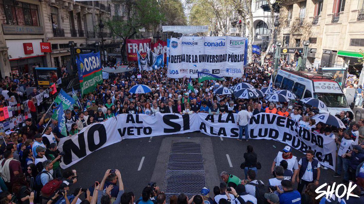 shokargentina's tweet image. 📍Congreso
AHORA | Masiva manifestación en defensa de la Universidad Publica y del Garrahan mientras la Cámara de Diputados discute los vetos de Milei al presupuesto universitario y la Ley de Emergencia Pediatrica.