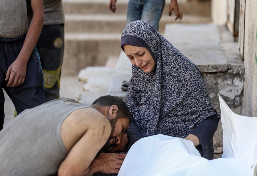 Smoke choke the skies over Gaza City as Israeli tanks, under the cover of a relentless artillery and air barrage, push deeper into the city.

For thousands of terrified residents, the question is where to go and how to get there alive xhtxs.cn/6QO #MideastStories