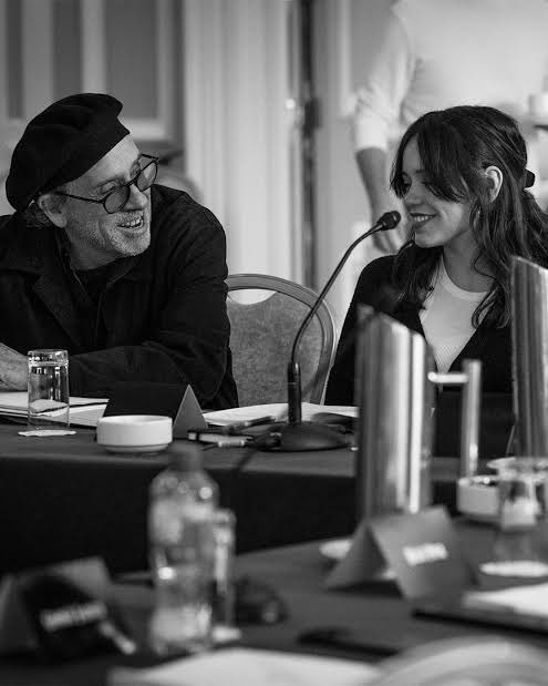 ウェンズデー初期段階の打ち合わせから、撮影場所で話し合ってる姿のジェナ・オルテガ＆ティム・バートン監督の写真は歓喜🖤