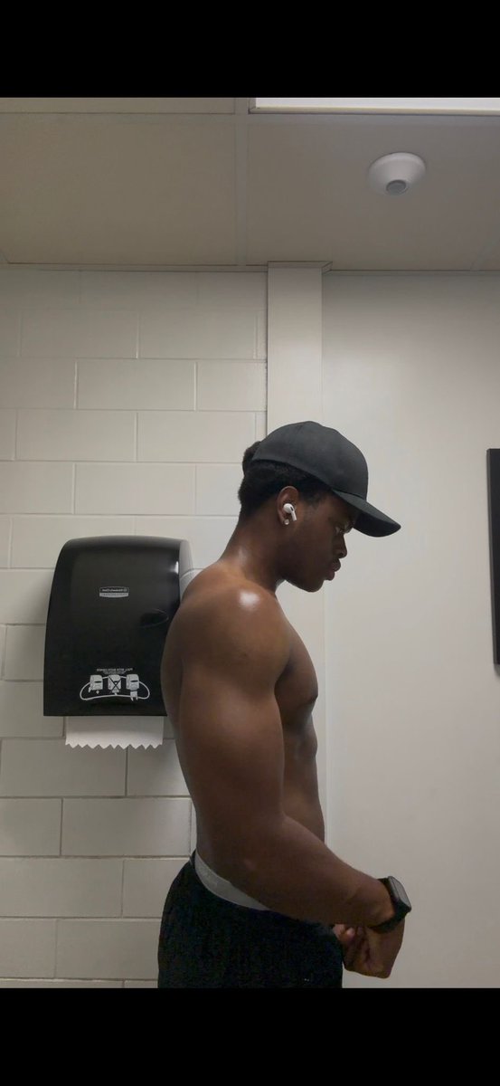 ebukagrind's tweet photo. Todayโs grind โ
Whatโs everyone else training today?
#FitnessJourney #gymmotivation #workout #helthyapp https://t.co/YIdyOPAG4L