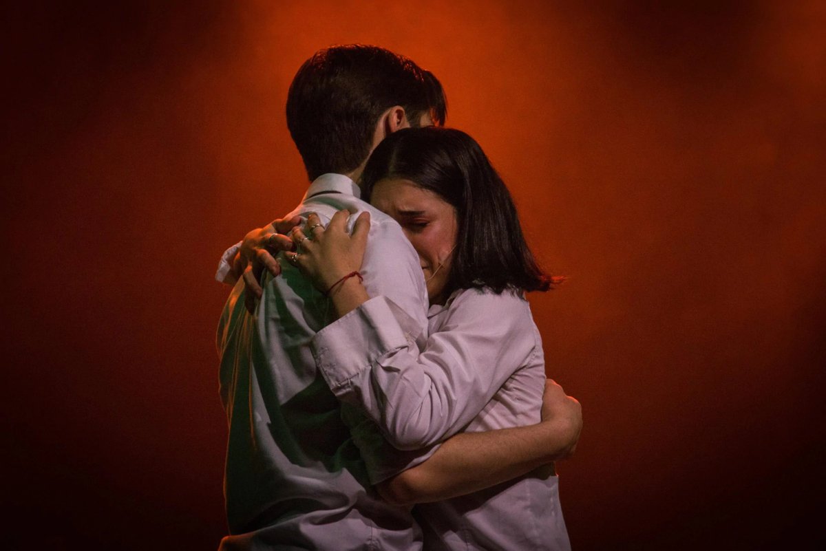 #Ahora en #LaSiestaEsSagrada💤 conversamos con Lara Berman, directora de 'El club de los perfectos'. 

👉La obra uruguaya producida por la compañía adolescente 'Las Ophelias', llega Buenos Aires al Teatro Astros, los días 27 y 28 de septiembre.

#TuRadio📻